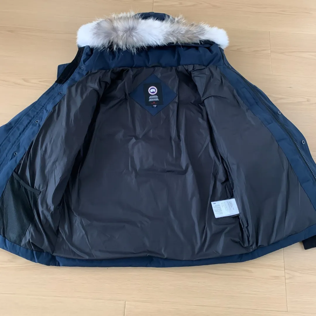 Style number: Y 82 Canada goose/Canada Goose Wyndham M 29 parka down jackets, Authentic original version, you need to compare with Authentic at any time, accessories are all customized from the original factory 💯The fabric is compared to the softness and hardness of Authentic, and can be restored by kneading at will (fabric misunderstanding: fabrics that are not high hardness are waterproof. Only those who buy this year's latest Authentic version will notice the softness and comfort of the fabric) 💯Authentic white duck down synchronized with down, fluffy and not clumping, electronically controlled down filling machine filled with down 💯Customized Authentic YKK military-grade copper core zipper puller, high hardness and no jamming 💯The fur collar is purchased from Western Canada coyote skin and is customized 💯Big goose label, collar label, washed label, tag, zipper cord, pocket label, back label, collar velvet, hook and loop, all details of cuffs are updated simultaneously with Authentic. The best version, the most complete color matching, the fighter in the world 29 battles all kinds of world goods Size: XS-XXL Color: Black red label Black black label Gray red label Gray black label Rice White Navy Blue color